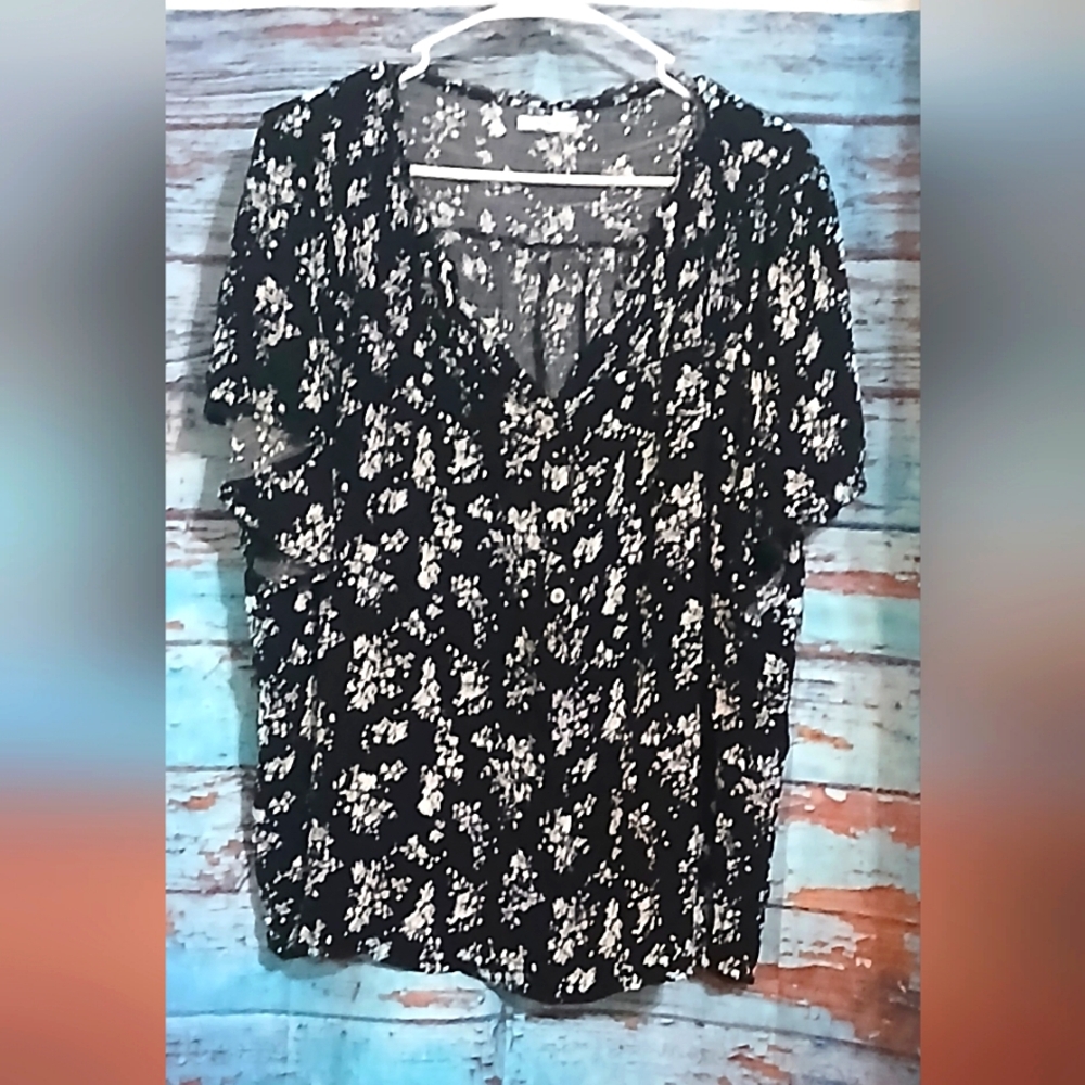 'MAURICES' BLACK & WHITE FLORAL SMOCKED FLUTTER SLEEVED BLOUSE.